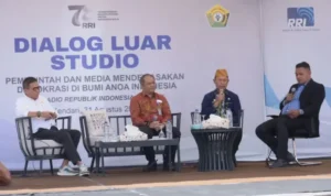 Asmawa Tosepu (dua dari kanan)